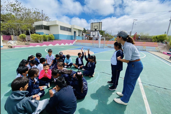 Actividad-ludica-sobre-Una-Salud-en-el-patio-del-colegio-Alejandro-Alvear