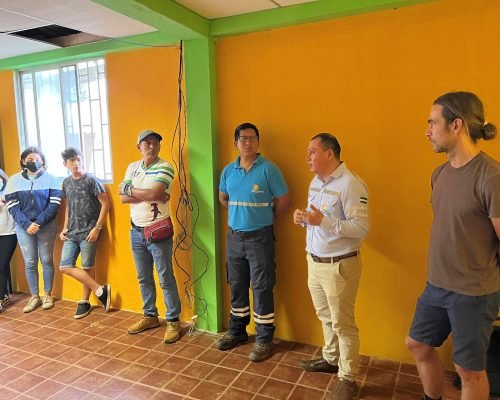 Head of Elec Galapagos speaking to the students